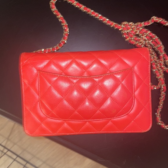 Classic red and gold Chanel wallet on chain - Picture 8 of 10